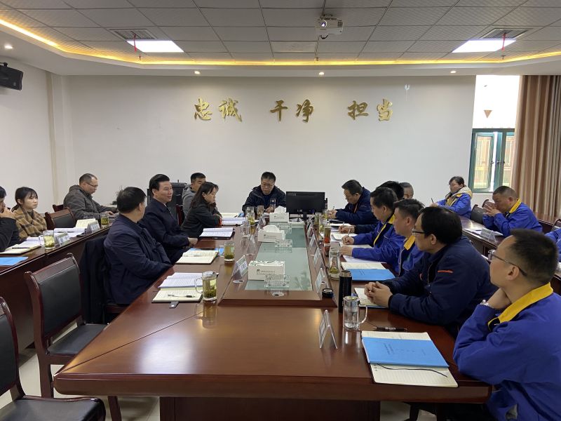 倒排工期 壓實(shí)責(zé)任 集團(tuán)公司黨委書記、董事長(zhǎng)趙震海帶隊(duì)到能礦錳業(yè)聽(tīng)取“3+2”方案推進(jìn)情況匯報(bào)會(huì)