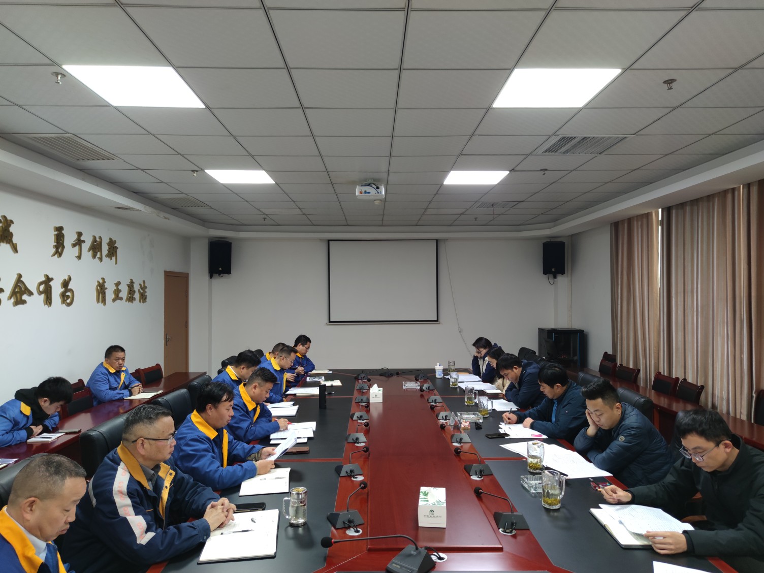 集團(tuán)黨委委員、總會(huì)計(jì)師雷治昌一行到能礦錳業(yè)調(diào)研2024年財(cái)務(wù)情況及2025年預(yù)算工作